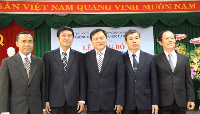  PGS.TS Vũ Hải Quân (ngoài cùng bên trái) là thành viên trẻ nhất trong Ban giám hiệu trường ĐH Khoa học Tự nhiên TP.HCM (ảnh ĐH Quốc gia TP.HCM). 