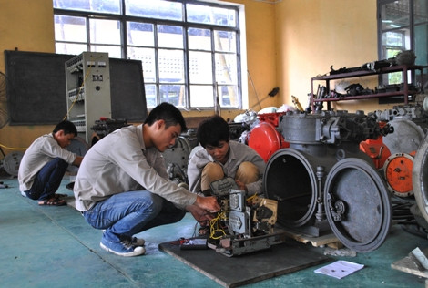 Đào tạo tại chỗ trong xưởng sau bài giảng lý thuyết là việc làm đem lại hiệu quả cao. Ảnh minh họa.