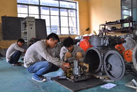 Đào tạo tại chỗ trong xưởng sau bài giảng lý thuyết là việc làm đem lại hiệu quả cao. Ảnh minh họa.
