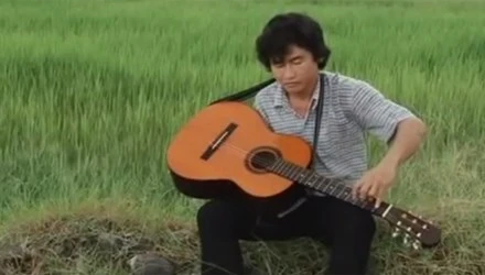 Quái kiệt guitar một tay đốn tim cộng đồng mạng