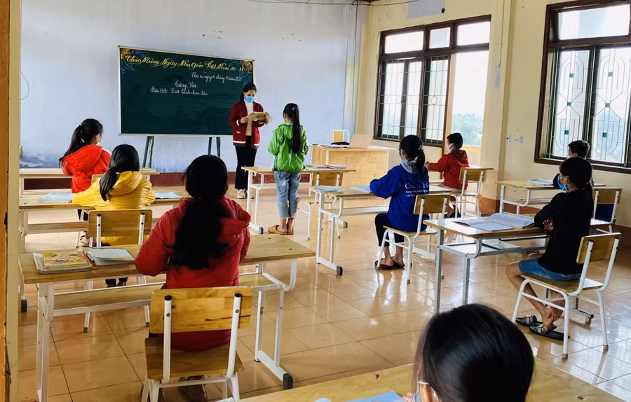 Một buổi lên lớp của cô giáo Cao Thị Kim Oanh tại khu cách ly.