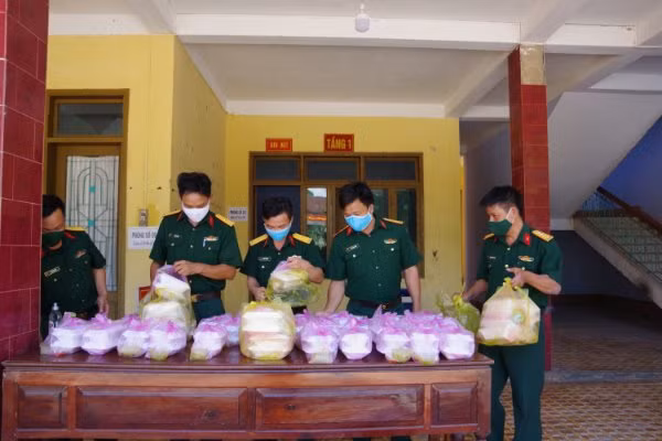 Cán bộ, nhân viên Ban chỉ huy quân sự huyện Tuyên Hóa chuẩn bị cơm cho các thầy cô giáo đang cách ly tại trụ sở Ban CHQS huyện cũ.