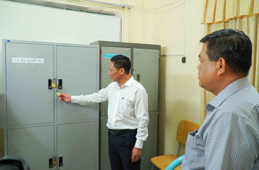 TP Cần Thơ đi kiểm tra, rà soát công tác chuẩn bị kỳ thi trên địa bàn.