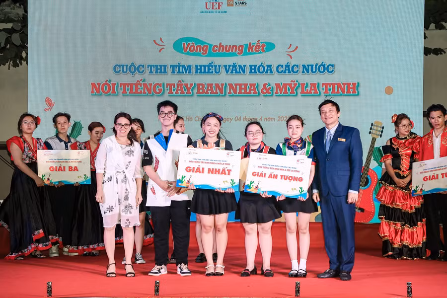 Trao giải cho các đội xuất sắc trong cuộc thi tìm hiểu văn hóa các nước Mỹ Latinh.