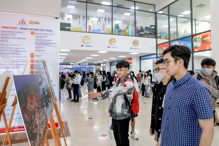 Sinh viên UEF xem và tìm hiểu văn hóa các nước Mỹ Latinh qua tranh ảnh.