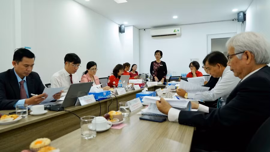 Các thành viên hội đồng làm việc ngay sau khi ra mắt.