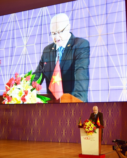 GS. TS Tomas Bens- Hiệu trưởng VGU báo cáo chặng đường 10 năm phát triển của VGU