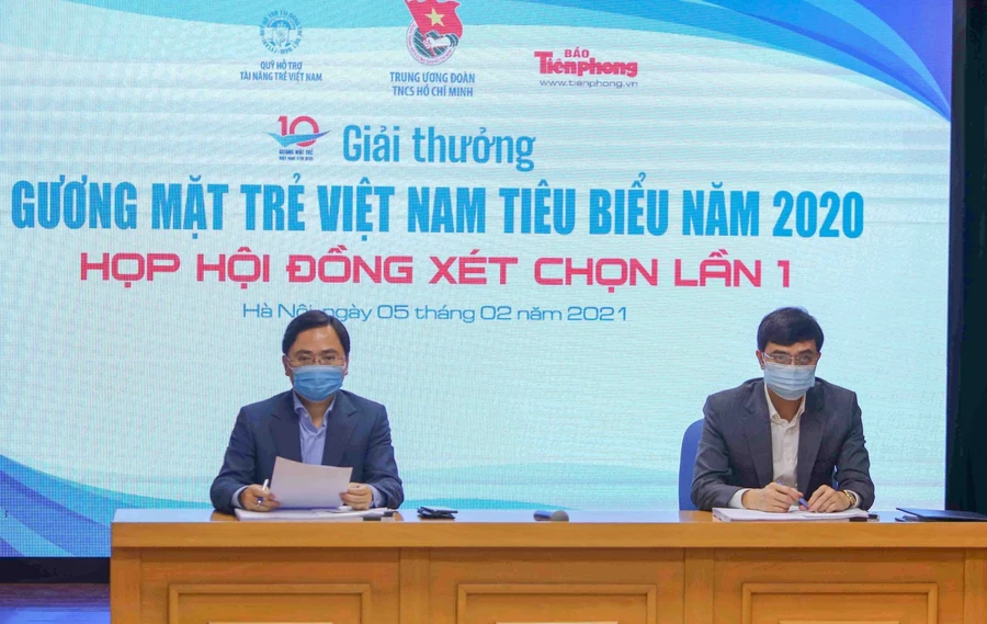 Chủ trì buổi họp Hội đồng lần 1.