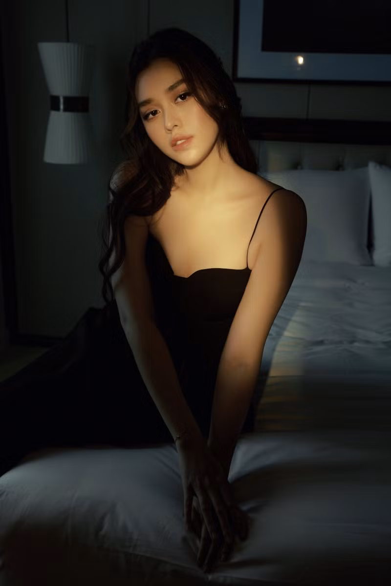 Tường San luôn chọn cho mình những bộ váy áo nhẹ nhàng.