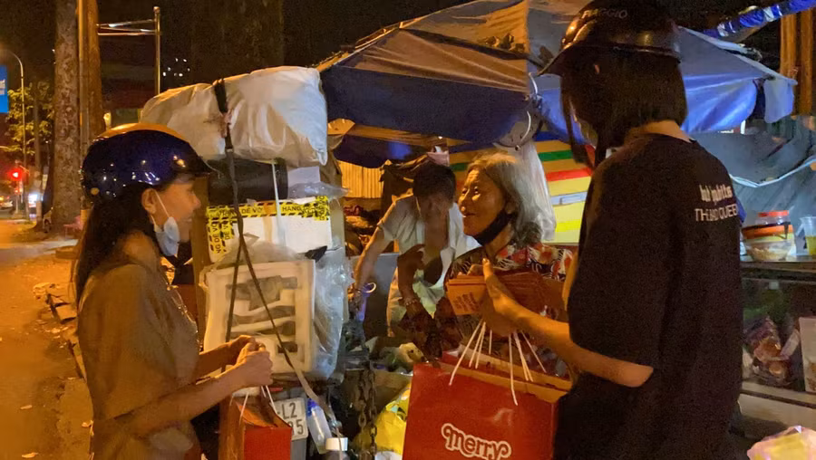 Hoa hậu Tiểu Vy trao quà tận tay những người khó khăn.