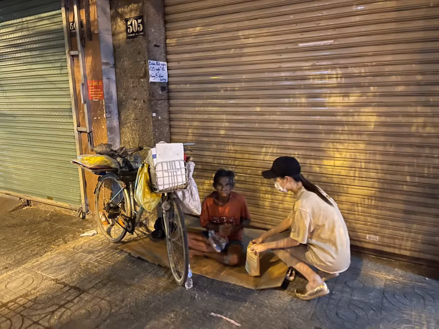 Hoa hậu Lương Thùy Linh cũng tích cực làm thiện nguyện trong những ngày gần Tết.