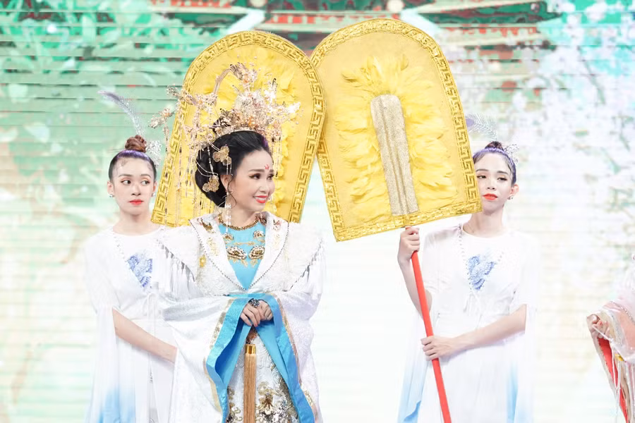 Thiên Hậu Cẩm Ly sử dụng trang phục cổ trang nặng từ 7 - 8 kg