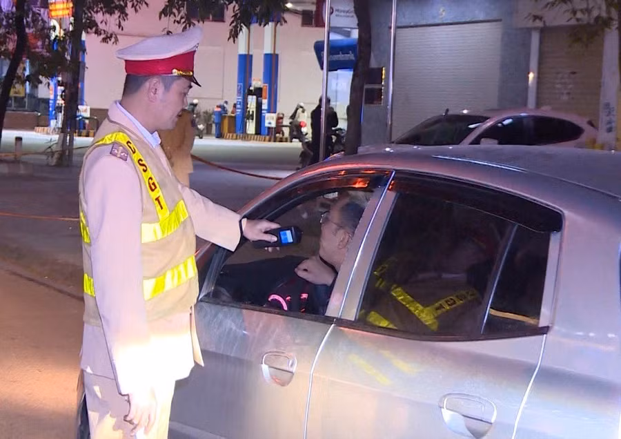 CSGT kiểm tra nồng độ cồn lái xe.