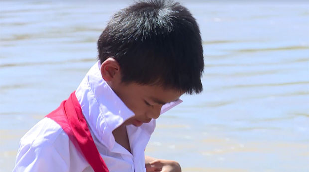 Học sinh miền núi Quảng Trị lội sông đến trường ảnh 2 Học sinh miền núi Quảng Trị lội sông đến trường ảnh 2