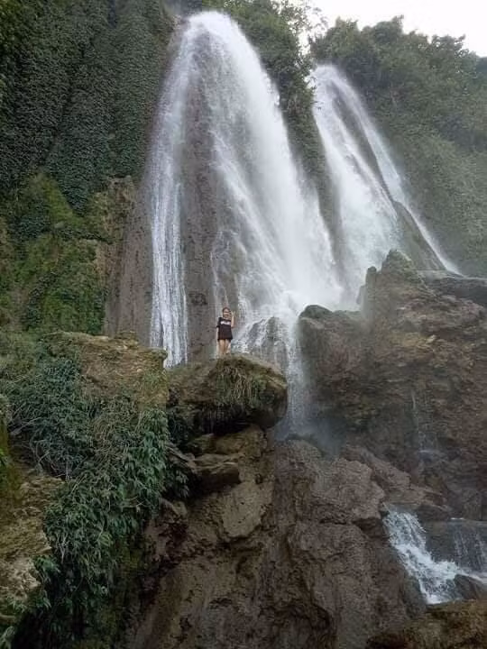 Thác Khanh nằm trên núi đá hùng vĩ, hoang sơ với vẻ đẹp nguyên bản.