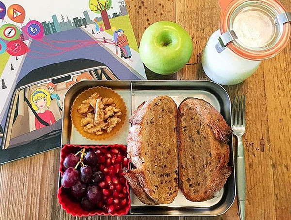 Bữa trưa này được chuẩn bị từ nhà của một học sinh ở Thổ Nhĩ Kỳ gồm bánh mỳ, hạt óc chó, nho, táo, luwuk và kefir (một loại thực phẩm lên men). suat-an-trua-o-truong-cua-hoc-sinh-khap-the-gioi-4