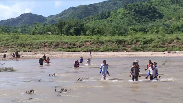 Học sinh miền núi Quảng Trị lội sông đến trường ảnh 3 Học sinh miền núi Quảng Trị lội sông đến trường ảnh 3