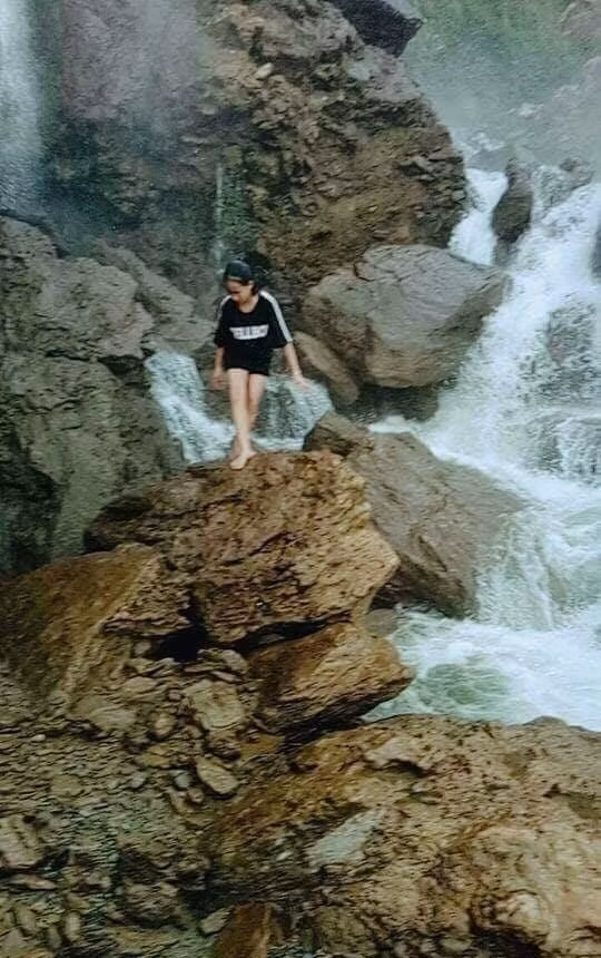 Nhiều người dân thích thú thường chọn thác Khanh là nơi tham quan, chụp ảnh.