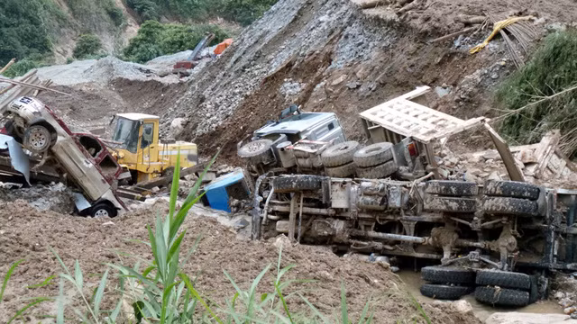 Mưa lớn những ngày qua gây ngập lụt, thiệt hại nghiêm trọng về người và của khắp cả nước, đặc biệt là Bắc Trung Bộ và nhiều tỉnh miền núi phía Bắc. Mưa lớn gây sạt lở đồi núi, nhiều tuyến đường lên phía Bắc cũng bị chia cắt. Có đoạn, nước lũ đánh sập cả khoảng đất rộng, kéo hàng chục ô tô xuống khe. Những chiếc ô tô nằm ngổn ngang khắp nơi, có chiếc đang bị đất vùi lấp, có chiếc đã trôi theo dòng lũ... (Ảnh: Tiến Nguyên)