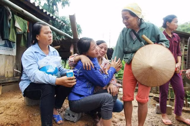 Trong số 18 người bị vùi lấp chết và mất tích trong vụ sạt lở kinh hoàng ở xóm Khanh (Hòa Bình) có cả người già, trẻ em, phụ nữ mang thai, trưởng xóm… Trong đó, có hai gia đình bị chết và mất tích tất cả các thành viên. (Ảnh: Quang Tân)