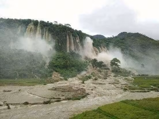 Theo một số người dân trước khi xảy ra sự cố 1 ngày, thác Khanh đã có những dấu hiệu của sự sạt lở.