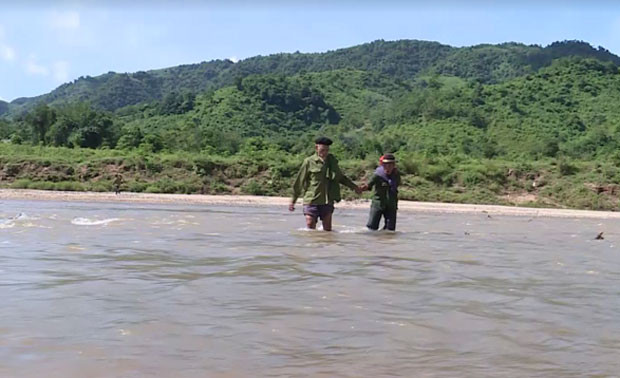 Học sinh miền núi Quảng Trị lội sông đến trường ảnh 4 Học sinh miền núi Quảng Trị lội sông đến trường ảnh 4