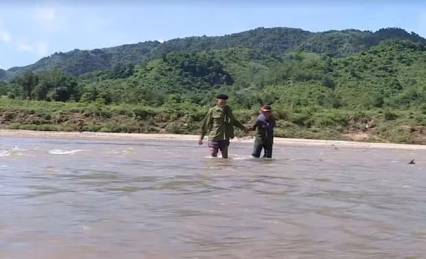 Học sinh miền núi Quảng Trị lội sông đến trường ảnh 4