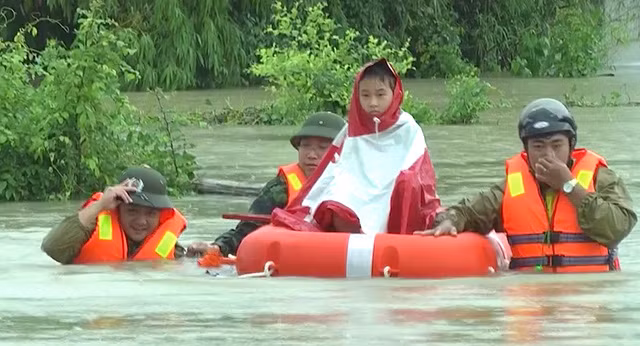  Công an, bộ đội tập trung giải cứu trẻ em, người già và phụ nữ thoát khỏi vùng mưa lũ ngập lụt nguy hiểm (Ảnh: Nguyễn Duy) 