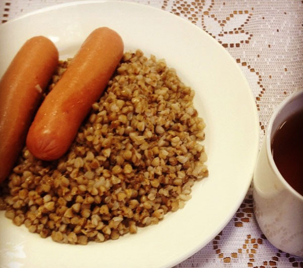 Ở Nga, học sinh có thể ăn sáng tự do từ 9h đến 12h. Các bữa trưa sau 12h sẽ phải trả tiền. suat-an-trua-o-truong-cua-hoc-sinh-khap-the-gioi-8