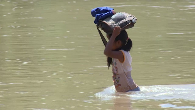 Học sinh miền núi Quảng Trị lội sông đến trường ảnh 1 Học sinh miền núi Quảng Trị lội sông đến trường ảnh 1