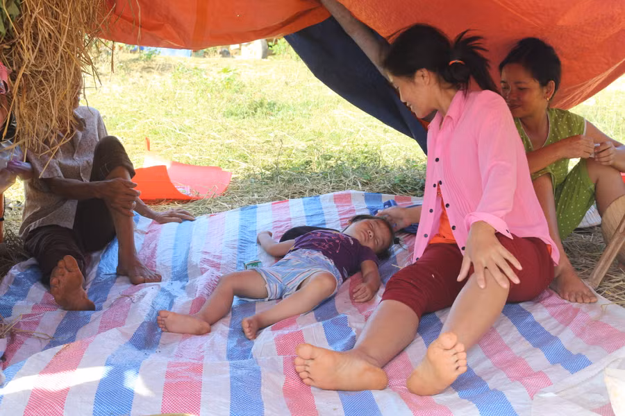 Bên trong mái lán dựng tạm để tránh lũ của người dân xã Thạch Định