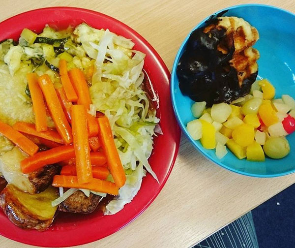 Đây là một suất ăn trưa của một trường ở Anh. Nhiều trường có ngân sách hạn hẹp nên thường cho học sinh ăn thức ăn nhanh, vừa rẻ lại đúng sở thích của trẻ nhỏ. suat-an-trua-o-truong-cua-hoc-sinh-khap-the-gioi-2