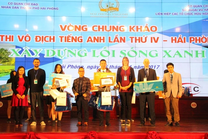 Các thí sinh được trao giải trong vòng chung khảo (Ảnh Cổng thông tin điện tử)