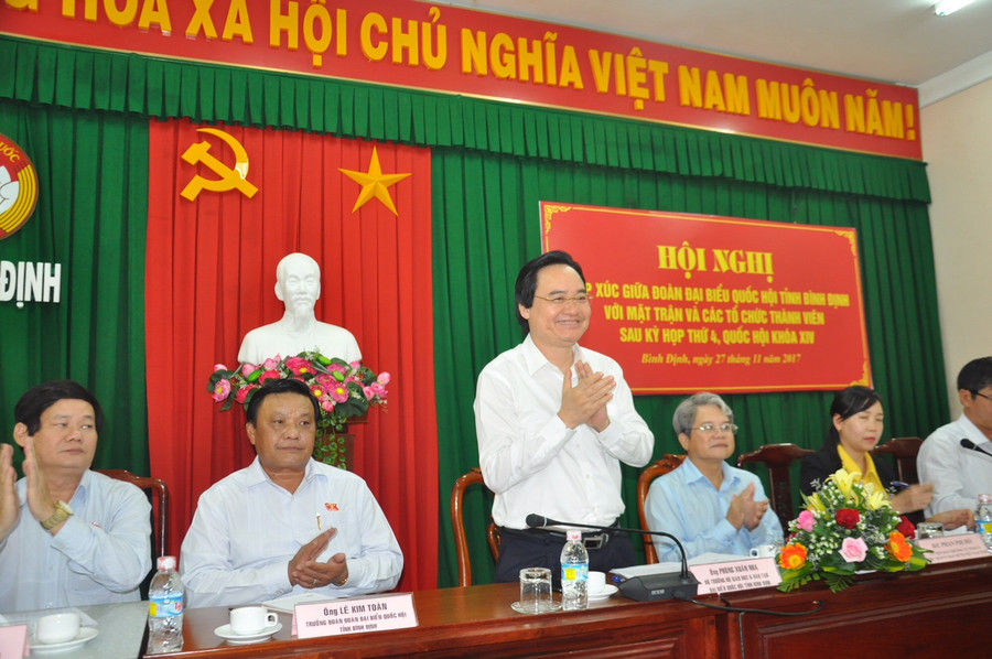 Bộ trưởng Bộ GD&ĐT Phùng Xuân Nhạ tiếp xúc đại biểu cử tri Ủy ban Mặt trận Tổ quốc Việt Nam tỉnh Bình Định và các tổ chức thành viên sau kỳ họp thứ 4 – Quốc hội khóa XIV.