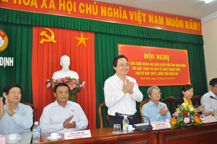 Bộ trưởng Bộ GD&ĐT Phùng Xuân Nhạ tiếp xúc đại biểu cử tri Ủy ban Mặt trận Tổ quốc Việt Nam tỉnh Bình Định và các tổ chức thành viên sau kỳ họp thứ 4 – Quốc hội khóa XIV. Bộ trưởng Bộ GD&ĐT Phùng Xuân Nhạ tiếp xúc đại biểu cử tri Ủy ban Mặt trận Tổ quốc Việt Nam tỉnh Bình Định và các tổ chức thành viên sau kỳ họp thứ 4 – Quốc hội khóa XIV.