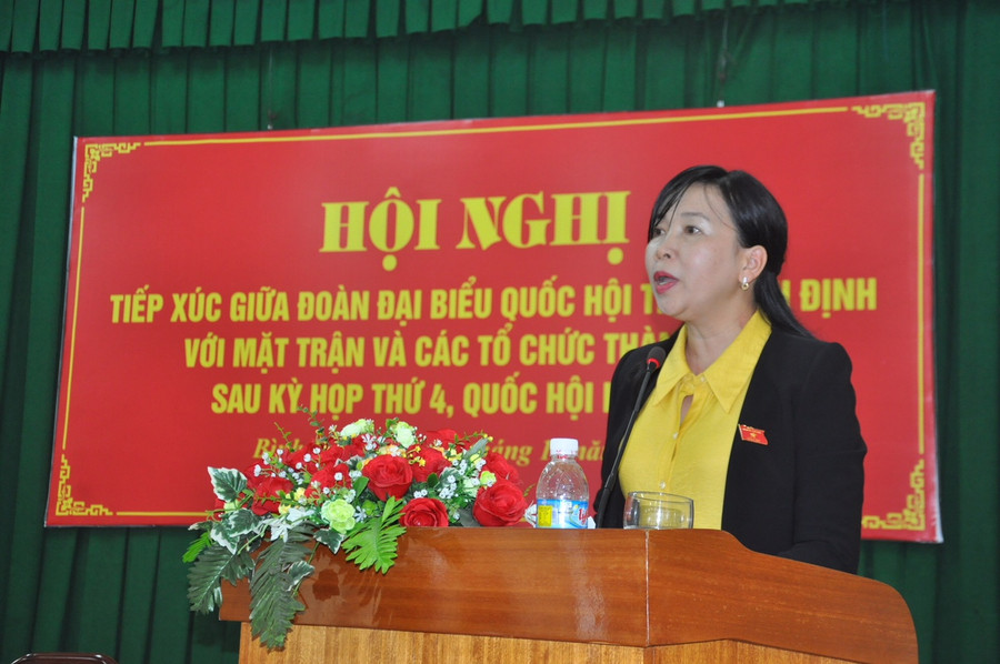 Bà Lý Tiết Hạnh – Phó trưởng Đoàn đại biểu Quốc hội khóa XIV tỉnh Bình Định báo cáo kết quả kỳ họp thứ 4 – Quốc hội khóa XIV và kết quả hoạt động của Đoàn đại biểu Quốc hội tỉnh Bình Định tại kỳ họp thứ 4 – Quốc hội khóa XIV đến cử tri