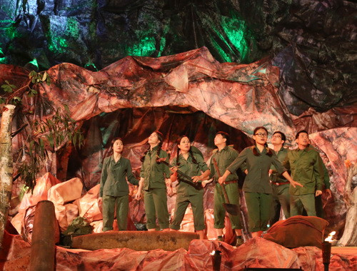 Mọi chuyện bắt đầu sau một trận bom của kẻ thù, những TNXP vào hang trú ẩn thì bị bom giặc đánh sập chắn cửa hang chôn vùi những người TNXP tuổi đôi mươi ở trong đó.