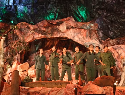 Mọi chuyện bắt đầu sau một trận bom của kẻ thù, những TNXP vào hang trú ẩn thì bị bom giặc đánh sập chắn cửa hang chôn vùi những người TNXP tuổi đôi mươi ở trong đó.