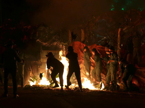 Sau mỗi trận ném bom của kẻ thù là một cuộc “chiến đấu” với những hiểm nguy để bảo vệ hàng, bảo vệ xe và đảm bảo cho con đường luôn luôn được thông suốt.