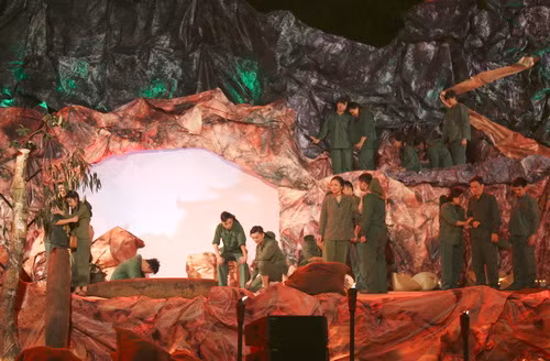 Những giọt nước mắt mặn đắng, đau xót và những lời ai oán giữa đại ngàn Trường Sơn khi phải chứng kiến cảnh đồng đội mình hi sinh