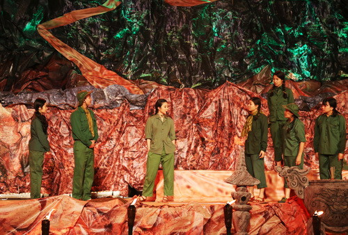 Giữa khoảng lặng hiếm hoi sau những trận bom đạn của kẻ thù là cuộc sống tâm tư, tình cảm của con người, của đôi lứa và cả tình yêu cùng bầu nhiệt huyết của tuổi trẻ.