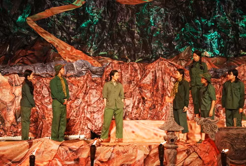 Giữa khoảng lặng hiếm hoi sau những trận bom đạn của kẻ thù là cuộc sống tâm tư, tình cảm của con người, của đôi lứa và cả tình yêu cùng bầu nhiệt huyết của tuổi trẻ.