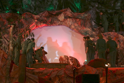 Đồng đội của họ bất lực đứng ngoài bởi không có cách nào giải cứu những TNXP bị mắc kẹt