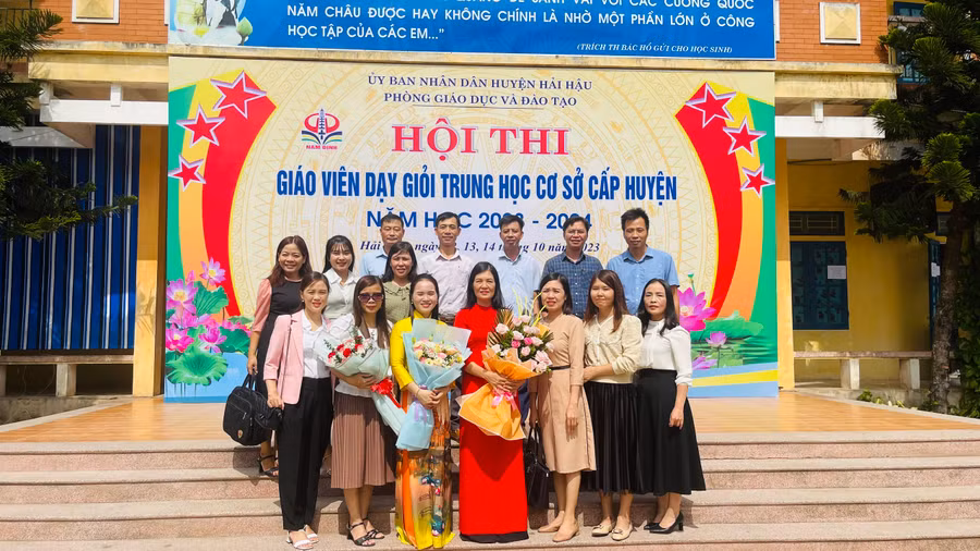 Các thầy cô tham gia Hội thi giáo viên giỏi cấp THCS tại điểm thi Trường THCS Hải Hưng. 