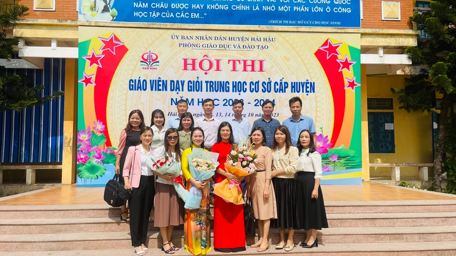 Các thầy cô tham gia Hội thi giáo viên giỏi cấp THCS tại điểm thi Trường THCS Hải Hưng. 