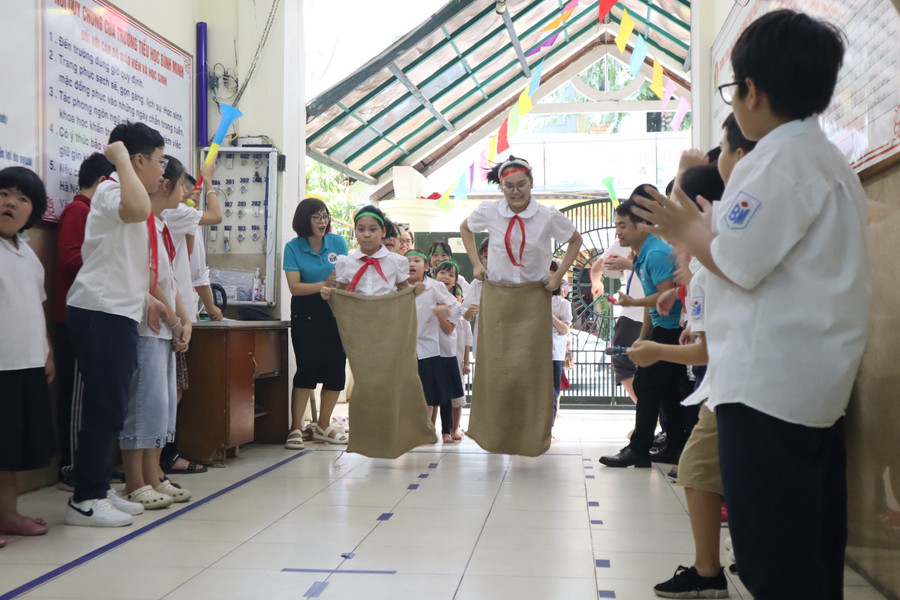 Các em học sinh hào hứng với trò chơi nhảy bao bố.