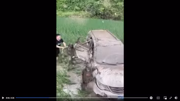 Clip: Dở khóc dở cười vì lái xe... xuống ruộng