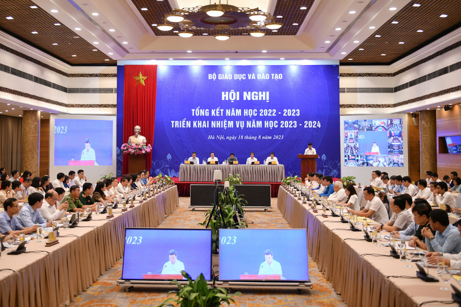 Hội nghị tổng kết năm học 2022-2023, triển khai nhiệm vụ năm học 2023-2024 được Bộ GD&ĐT tổ chức chiều 18/8 tại Hà Nội. Hội nghị tổng kết năm học 2022-2023, triển khai nhiệm vụ năm học 2023-2024 được Bộ GD&ĐT tổ chức chiều 18/8 tại Hà Nội.