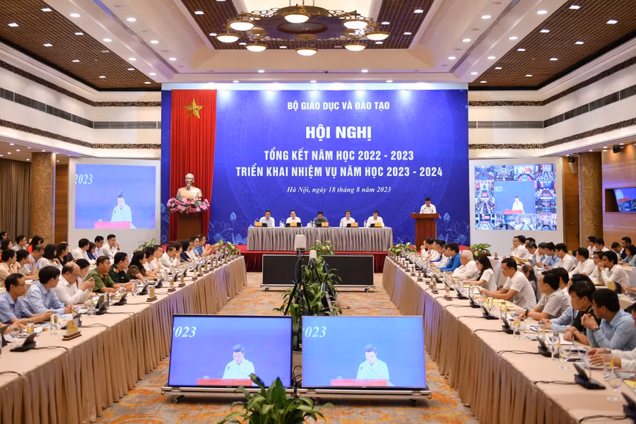 Hội nghị tổng kết năm học 2022-2023, triển khai nhiệm vụ năm học 2023-2024 được Bộ GD&ĐT tổ chức chiều 18/8 tại Hà Nội.
