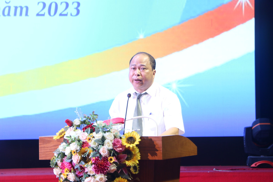 Ông Phạm Văn Ngát - Trưởng Phòng GD&ĐT Thanh Trì nêu tóm tắt một số thành tích nổi bật của ngành Giáo dục huyện năm học vừa qua. Ông Phạm Văn Ngát - Trưởng Phòng GD&ĐT Thanh Trì nêu tóm tắt một số thành tích nổi bật của ngành Giáo dục huyện năm học vừa qua.